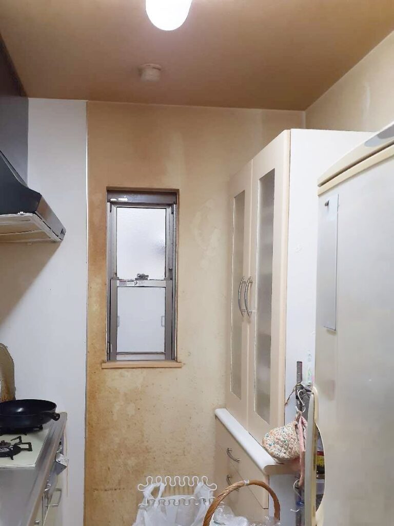 壁・天井のｸﾛｽを貼り替えます。