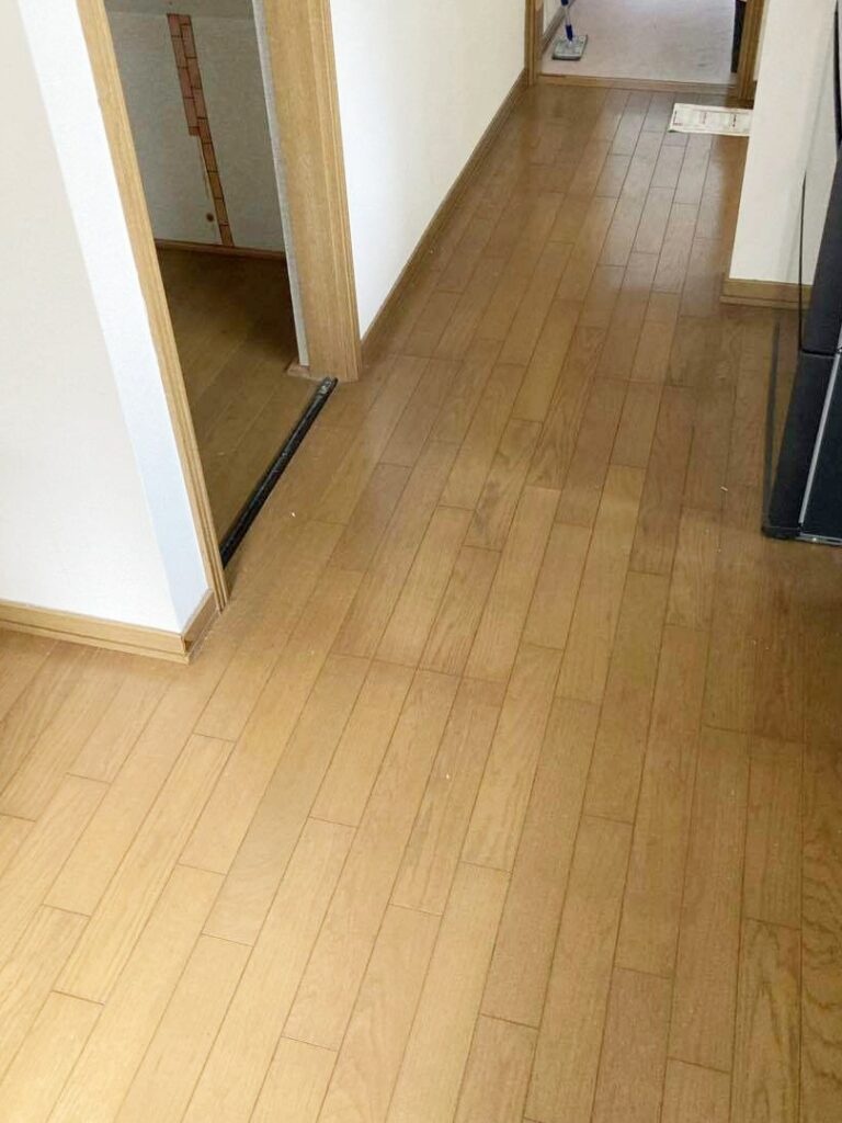 廊下のﾌﾛｰﾘﾝｸﾞ。よく歩く場所は傷みやすいです。