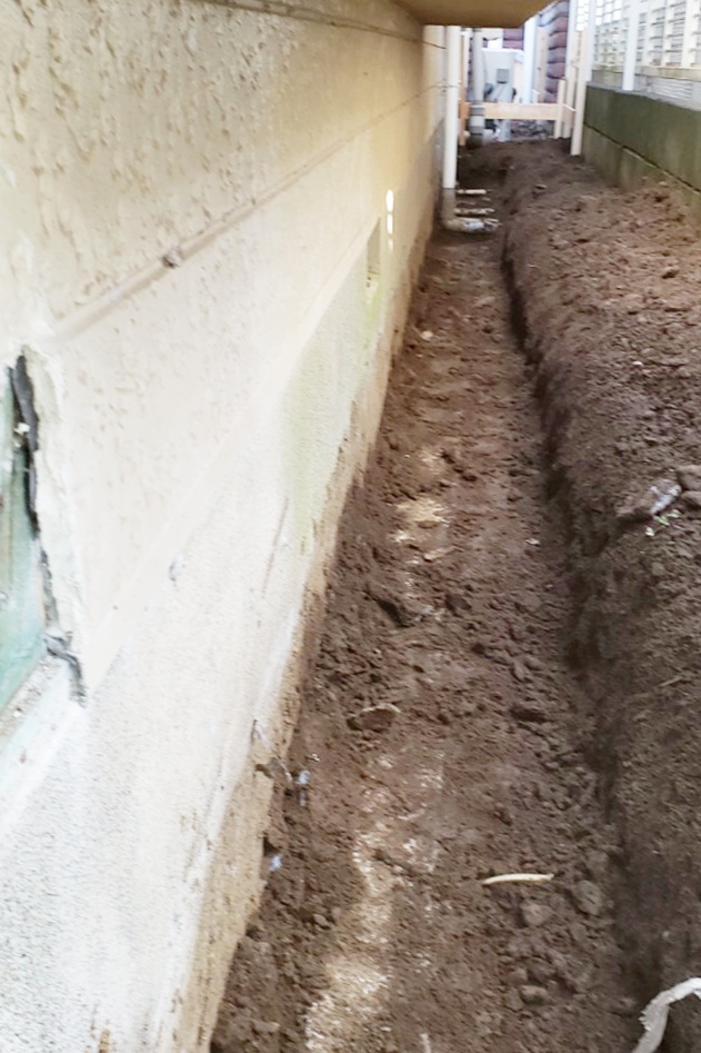 基礎工事。ﾌﾞﾛｯｸを積むために、土を掘っています。