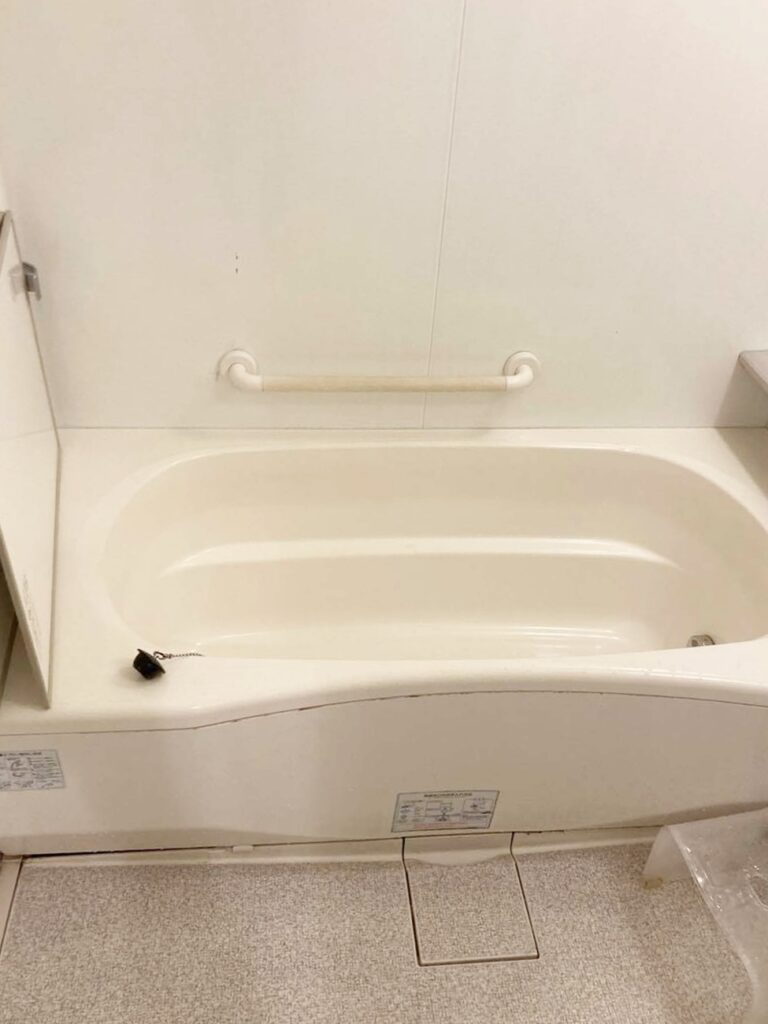 浴槽のﾊﾟｯｷﾝに黒ｶﾋﾞがみられました。