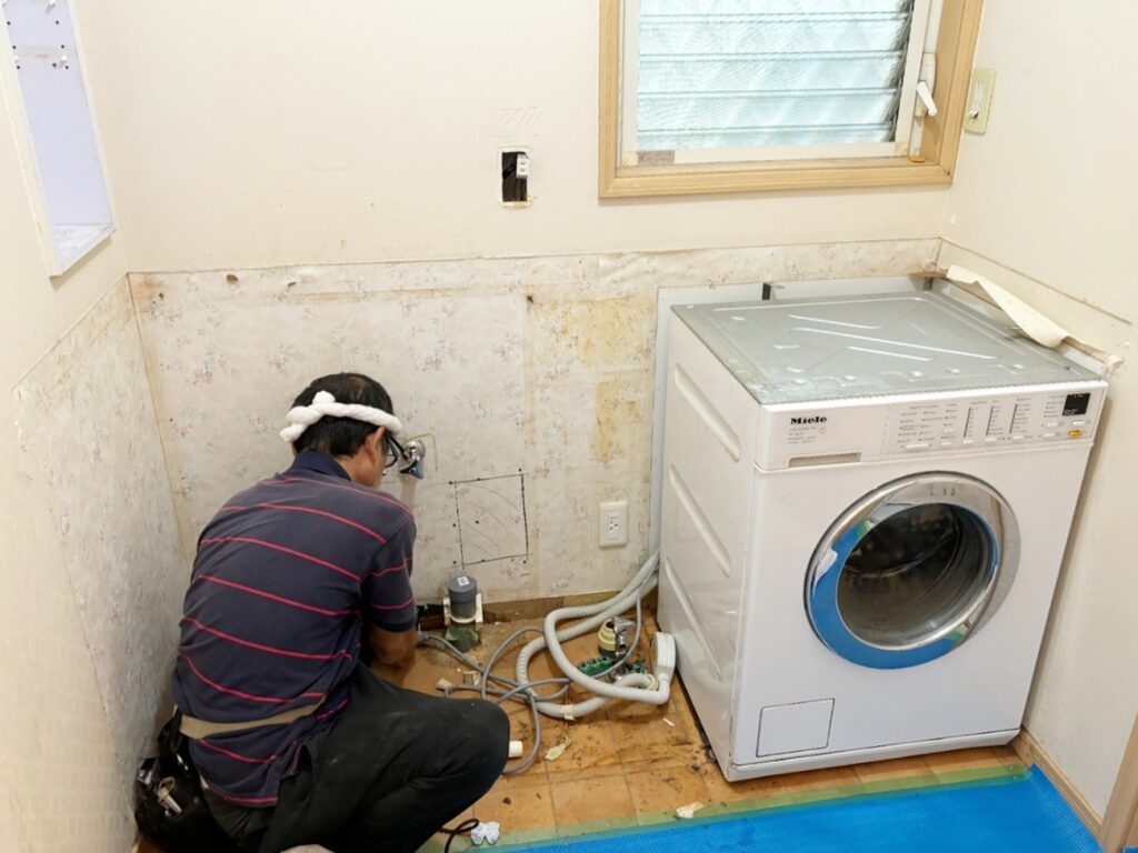 洗面台解体中。