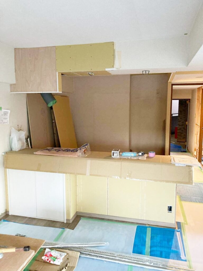 既存の壁を解体し、ﾘﾋﾞﾝｸﾞ側に拡張した位置に新しく壁を作成しました。