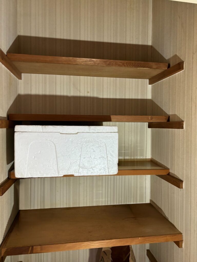 ﾘﾋﾞﾝｸﾞ物入内の天井・壁のｸﾛｽを貼り替えます。