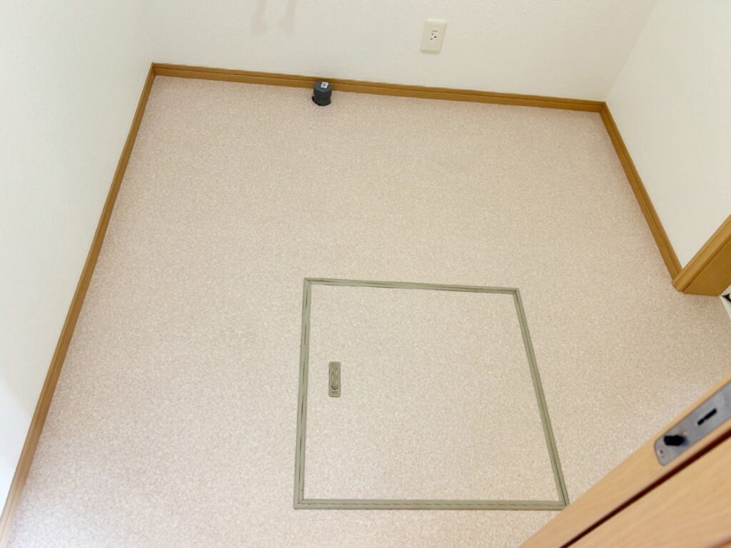 床ｸｯｼｮﾝﾌﾛｱを貼り替えました。