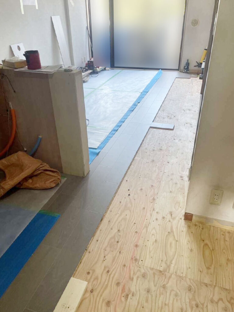 ﾘﾋﾞﾝｸﾞﾌﾛｰﾘﾝｸﾞ施工中。