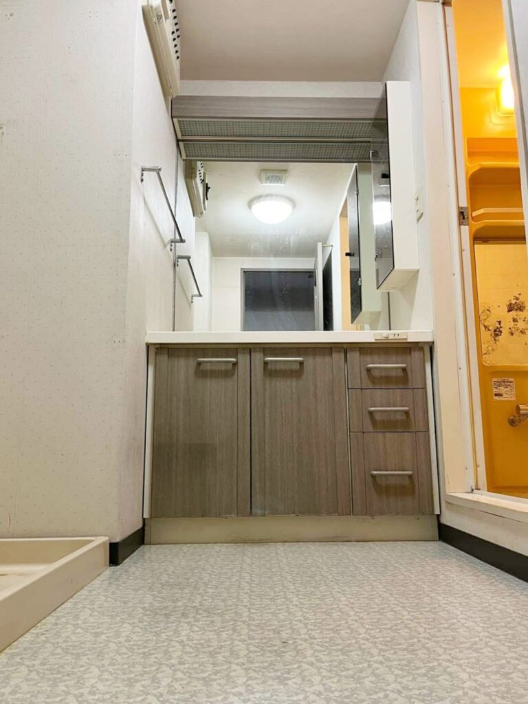 経年劣化で開き扉の下部が剥がれています。