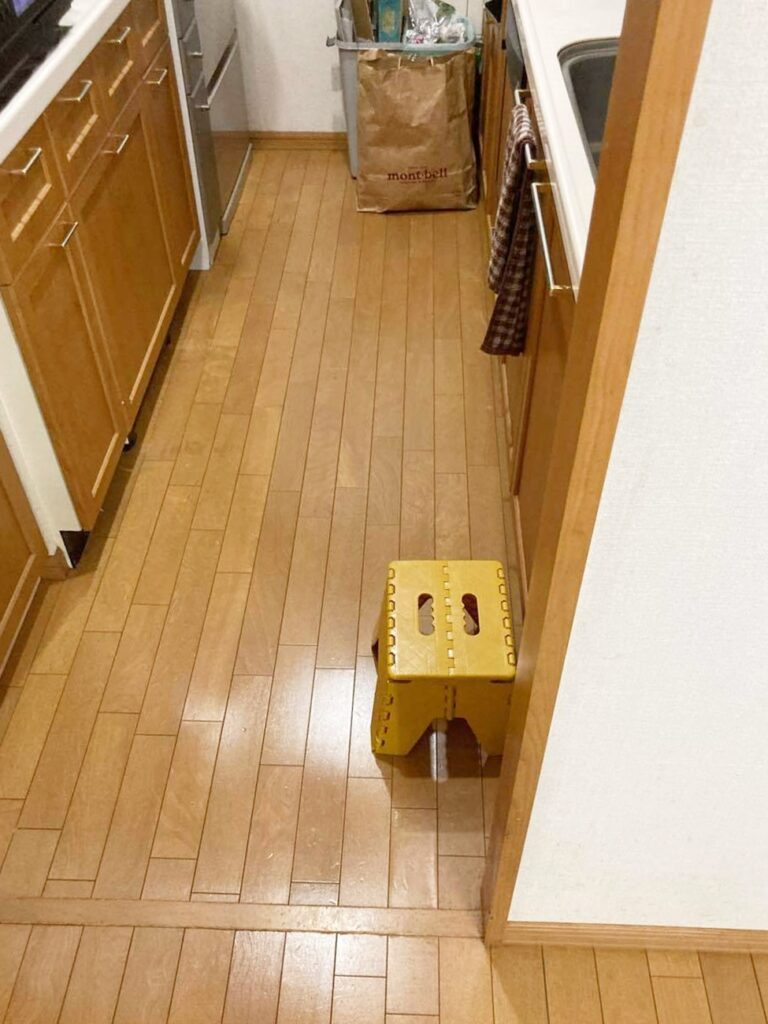 壁・天井のｸﾛｽを貼り替え、床はｸｯｼｮﾝﾌﾛｱを上貼りします。