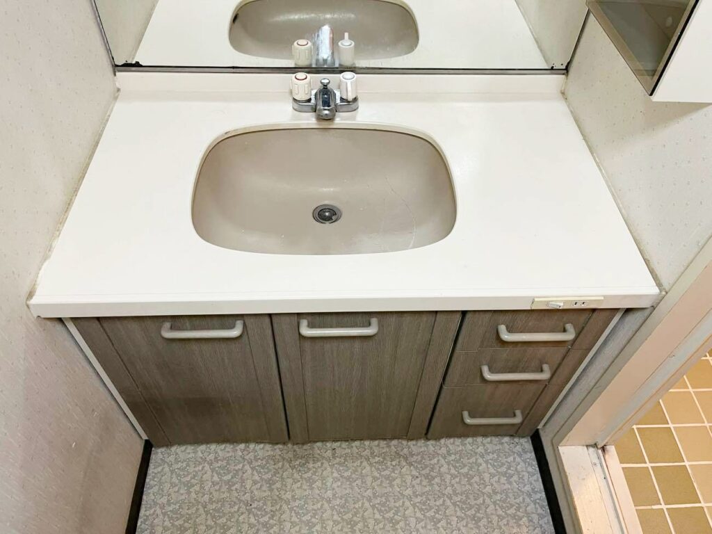 台付き水栓の根元に汚れが溜まりやすいです。