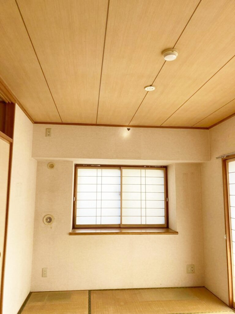 天井はｸﾛｽ貼りにします。壁のｸﾛｽも貼り替えます。