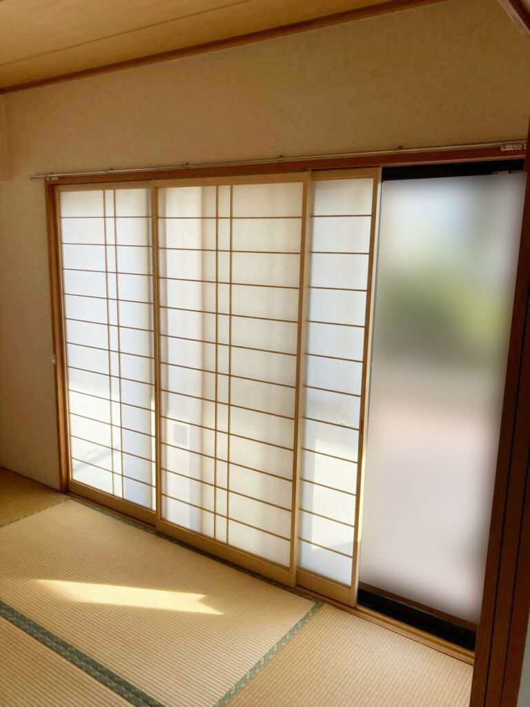 洋室に合わせて窓枠も取り替えます。