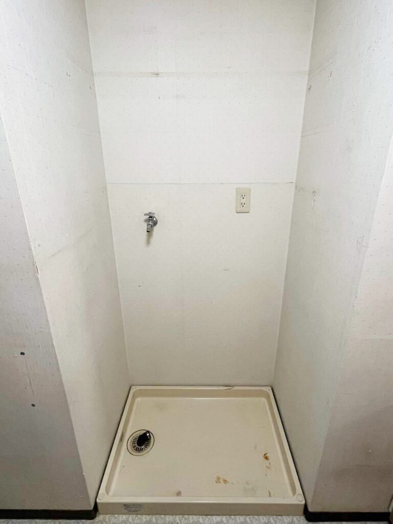 洗濯ﾊﾟﾝ・ｸﾛｽ貼り替え、可動棚を設置します。