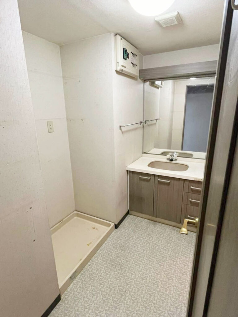 ｸﾛｽと床のｸｯｼｮﾝﾌﾛｱを貼り替えます。