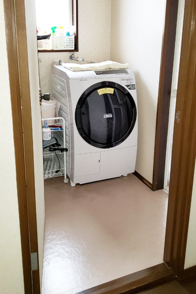 洗面所の床とｸﾛｽも貼り替えます。