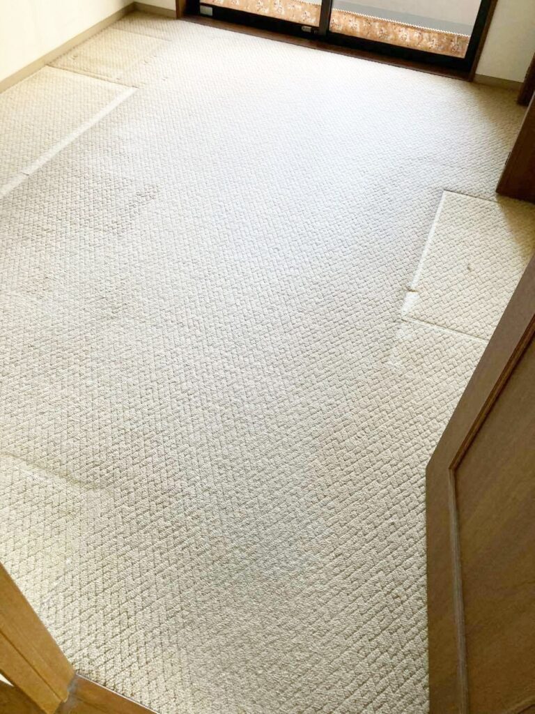 【ｻｰﾋﾞｽﾙｰﾑ】
ｻｰﾋﾞｽﾙｰﾑの床はｶｰﾍﾟｯﾄからﾌﾛｱﾀｲﾙ貼りにします。