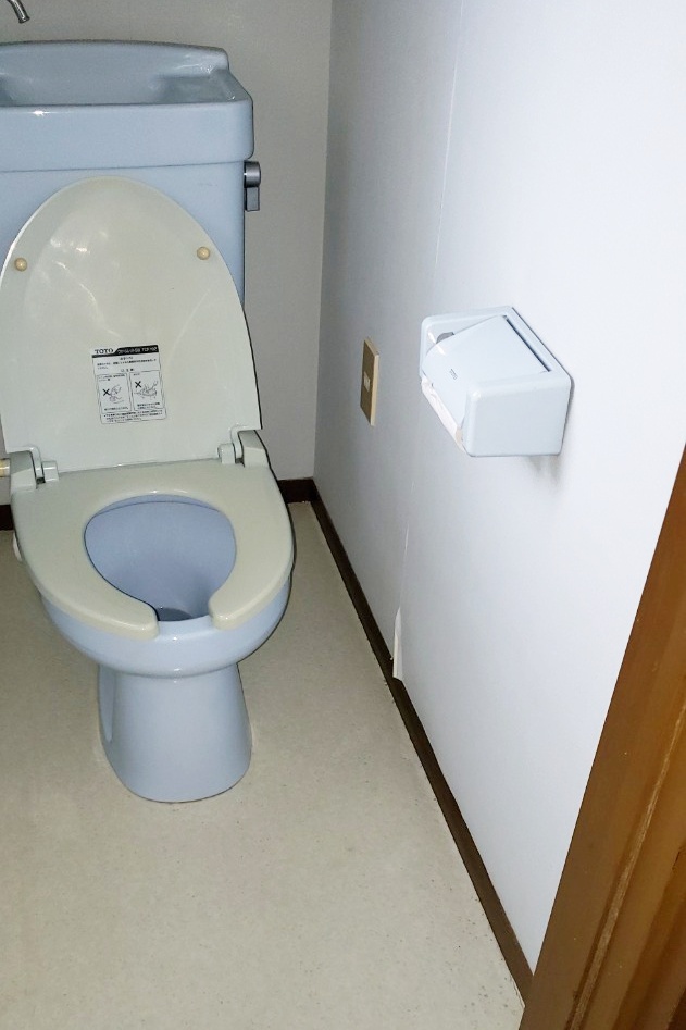2Fﾄｲﾚは普通便座をご使用でした。1Fの便座を2Fに移設します。