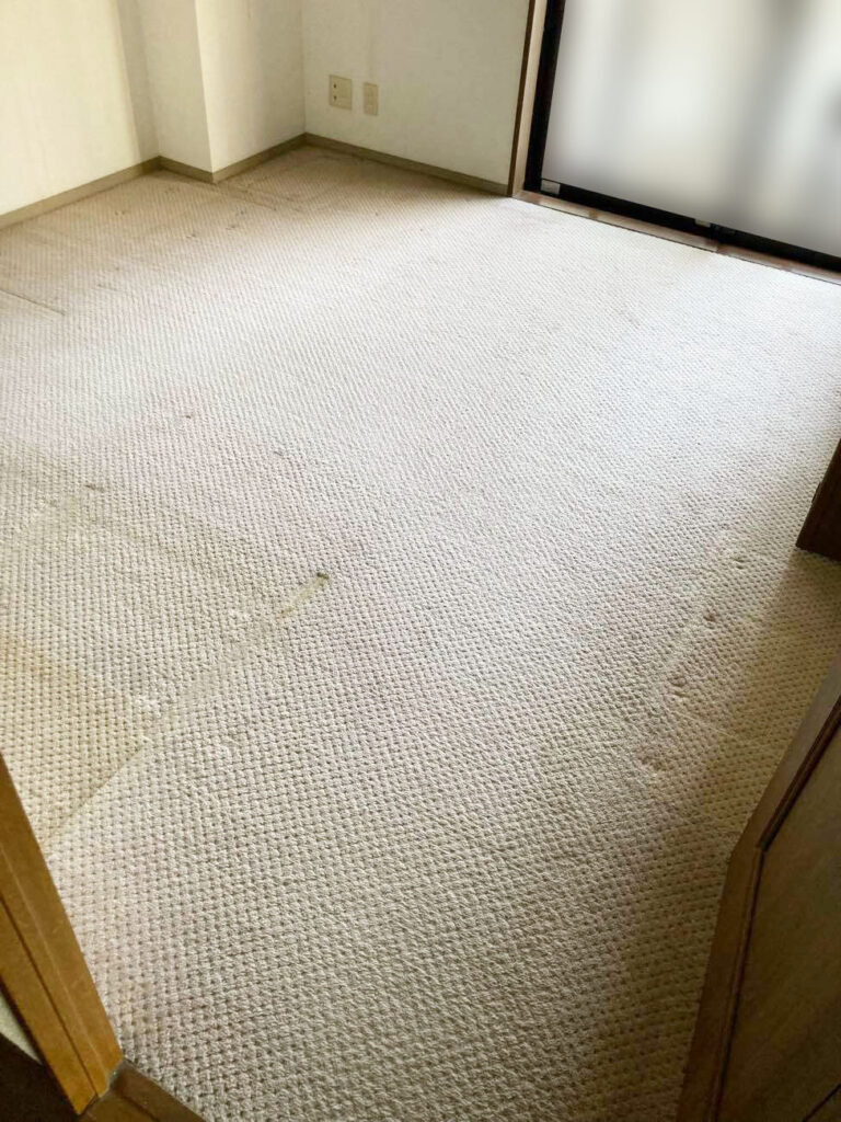 【洋室】
玄関横の洋室もｶｰﾍﾟｯﾄからﾌﾛｱﾀｲﾙに貼り替えます。