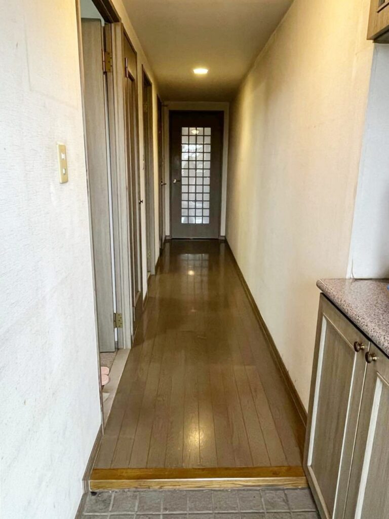 廊下は床や壁などが傷みやすいです。
