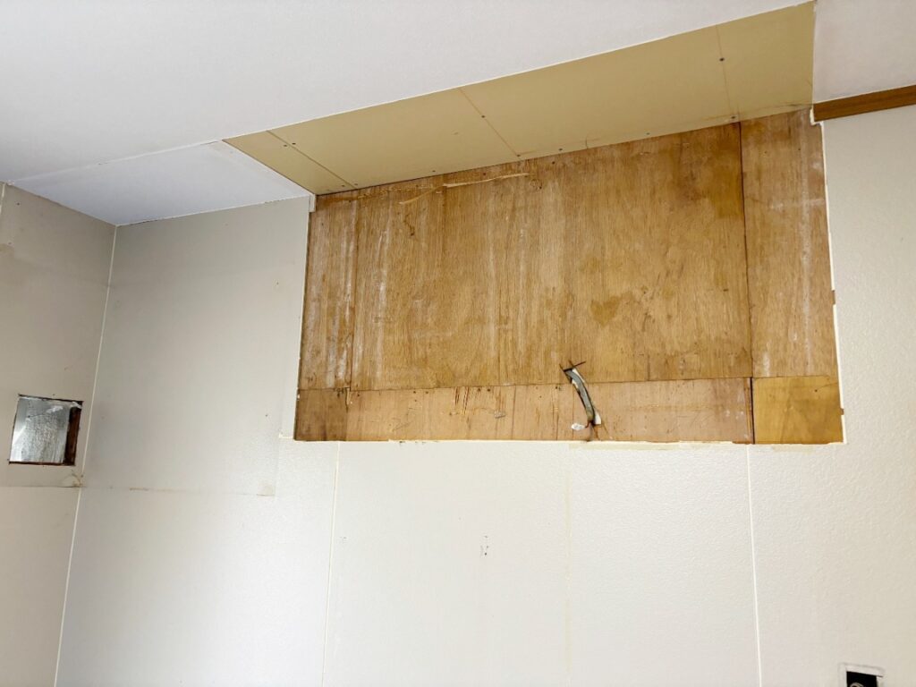 吊戸棚を解体・撤去しました。