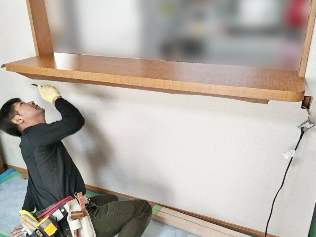 既存枠との段差はﾊﾟﾃ処理を行い、平らにしてからﾀﾞｲﾉｯｸﾌｨﾙﾑを貼っていきます。