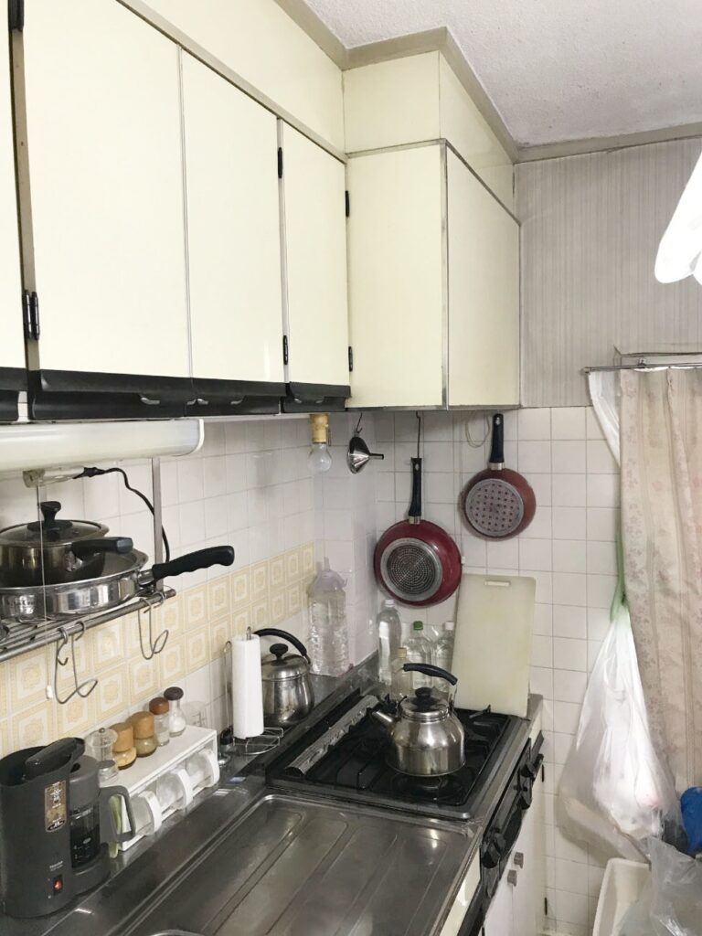 壁はﾀｲﾙ、ｼﾝｸ・ｶｳﾝﾀｰはｽﾃﾝﾚｽ。