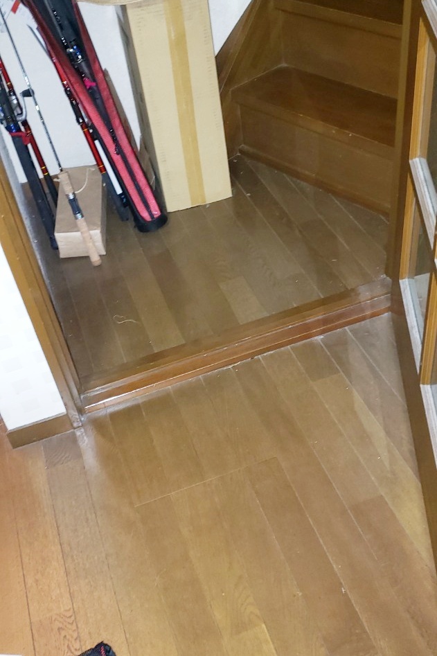 階段下の段差。