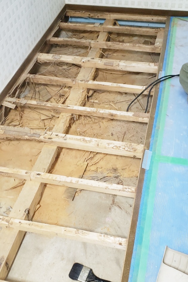 床下の根太(ねだ)を交換していきます。