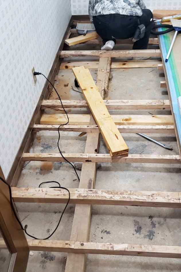 古い根太を解体します。