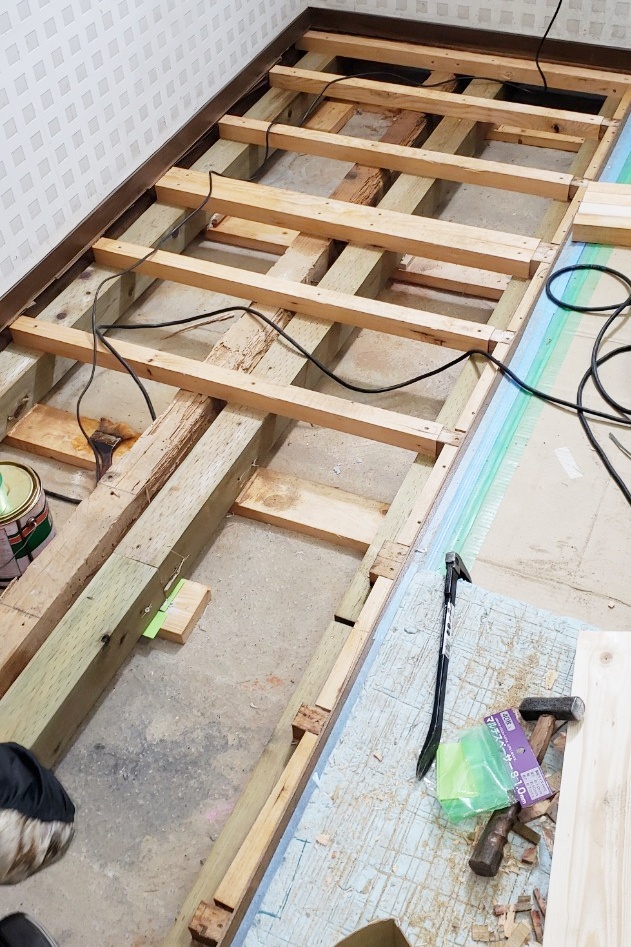 新しい根太を組んでいきます。