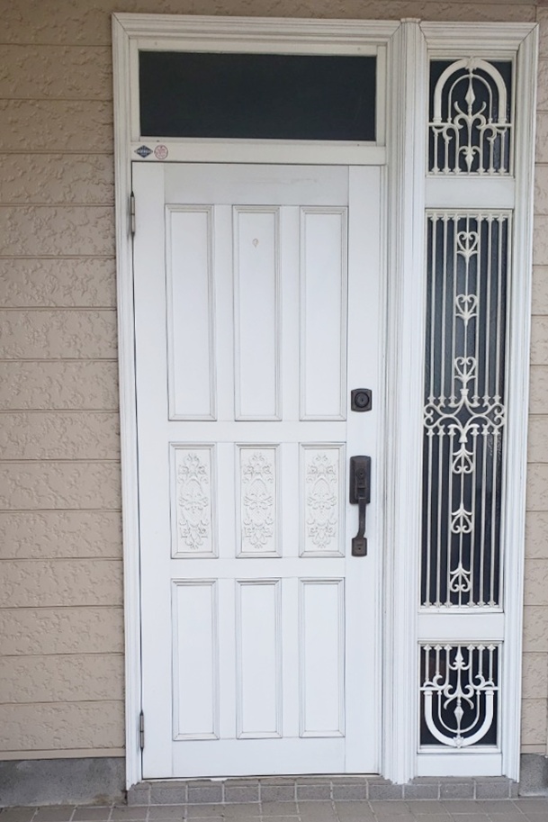 玄関ﾄﾞｱを取り替えます。