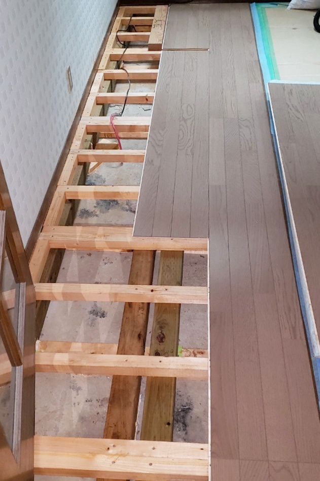 新しいﾌﾛｰﾘﾝｸﾞを張っていきます。