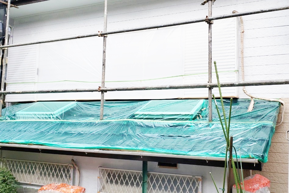 塗装時に窓などが汚れないように、ﾋﾞﾆｰﾙで養生します。