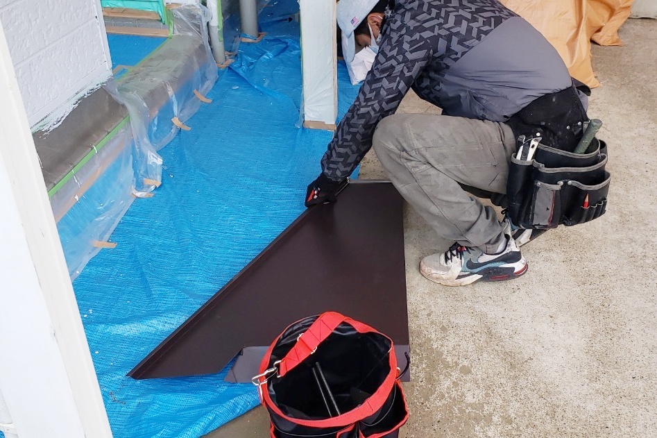 板金を加工しています。