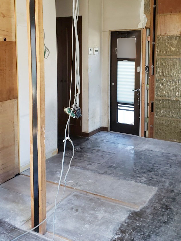 鉄骨のため、柱は残すことに。