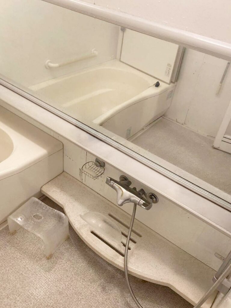 大きな鏡はお手入れが大変でした。