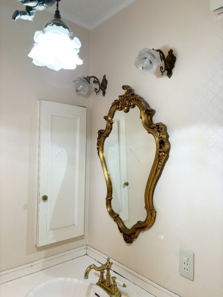 壁面には埋込収納がありました。今回撤去します。