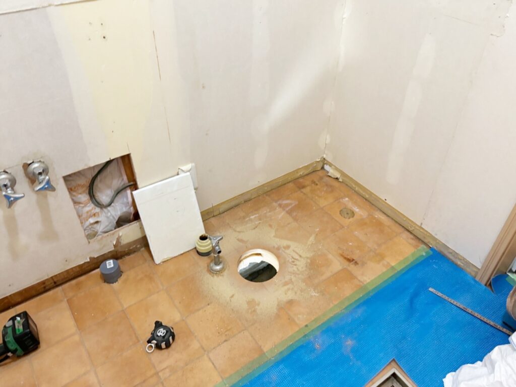 洗濯機の排水をするための穴を開けました。