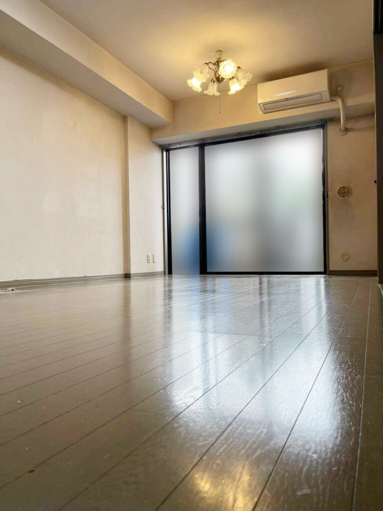 床には色褪せや傷みがみられました。