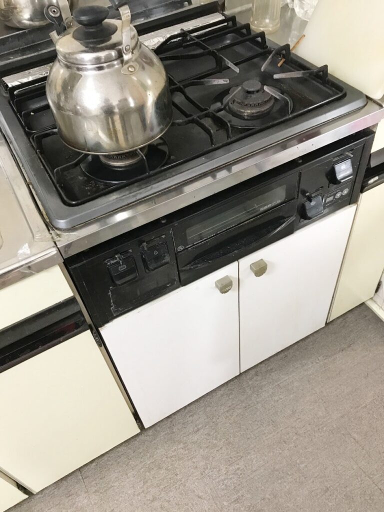 収納は開き扉でした。