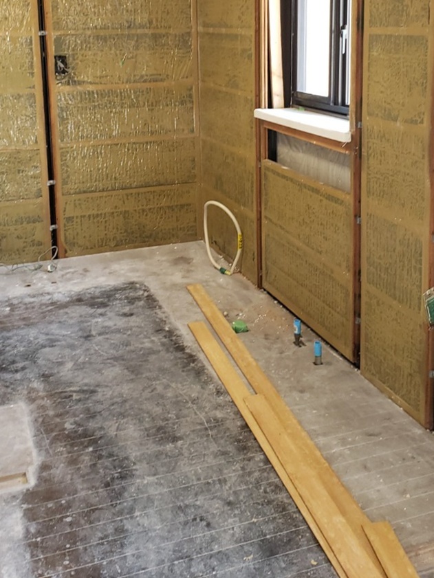 ｷｯﾁﾝ撤去、壁解体。床の白い部分が施工前のｷｯﾁﾝです。