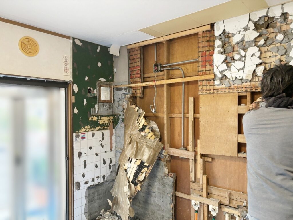 壁を解体しています。
