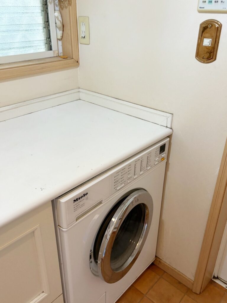ｶｳﾝﾀｰ下に洗濯機がありました。