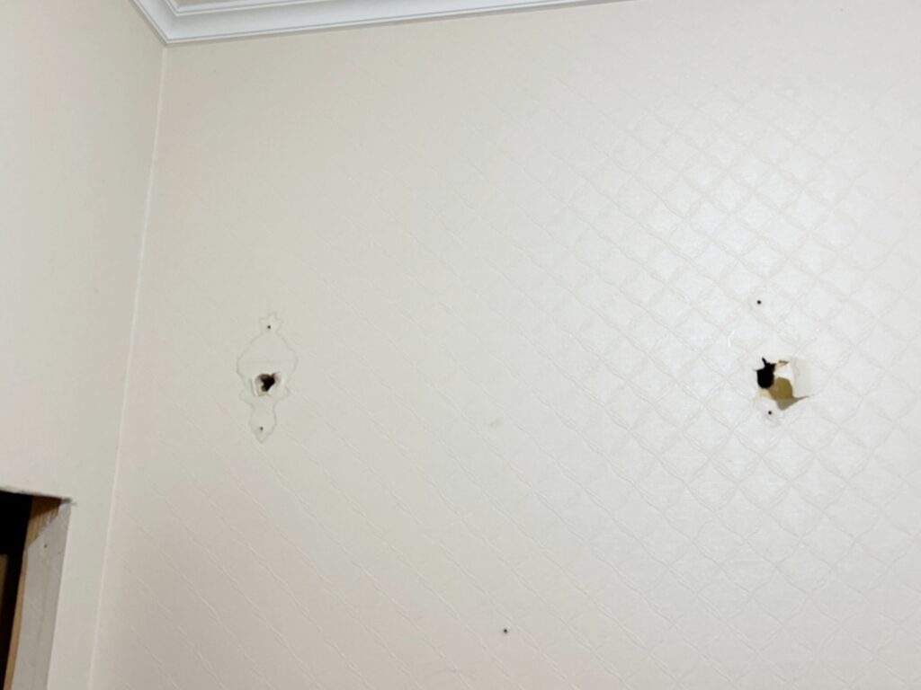 鏡上の照明を撤去しました。