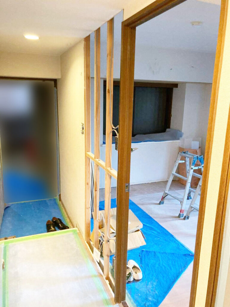 廊下は窓を取り付けるために下地を施工しています。