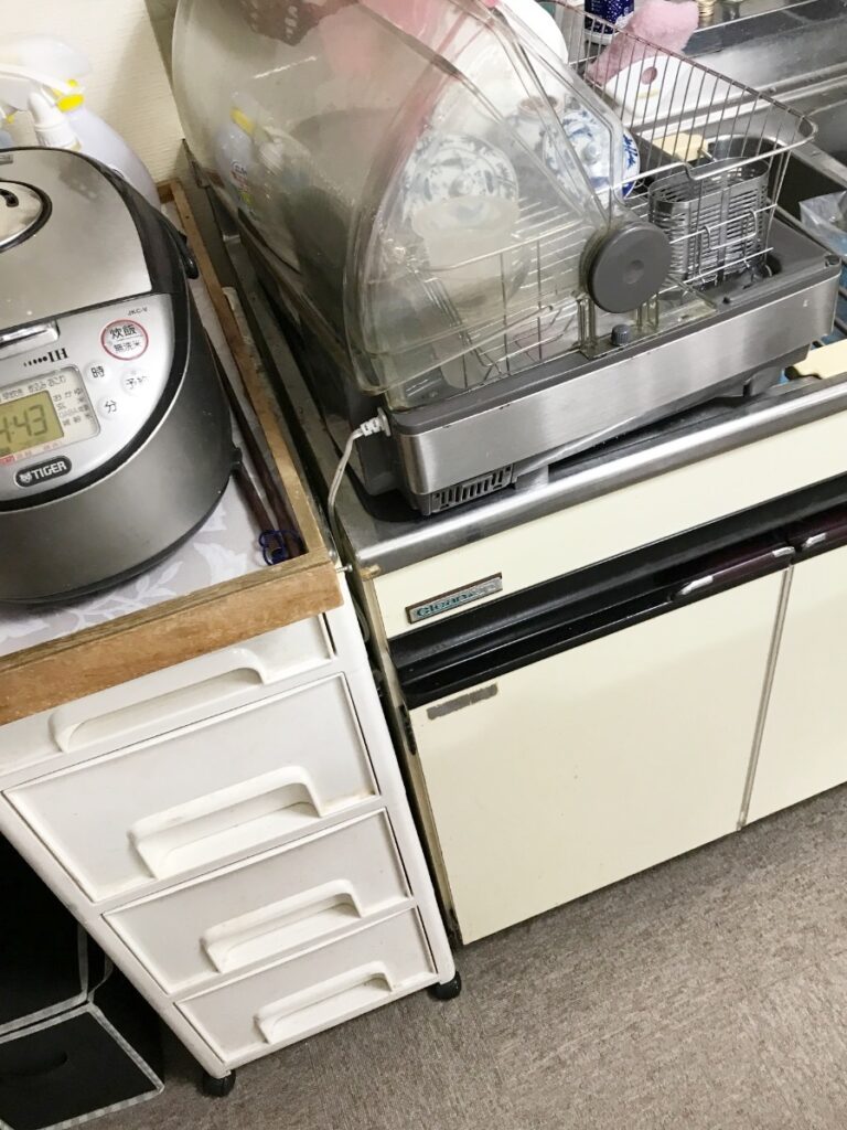 調理家電はｼﾝｸ横に置いていました。