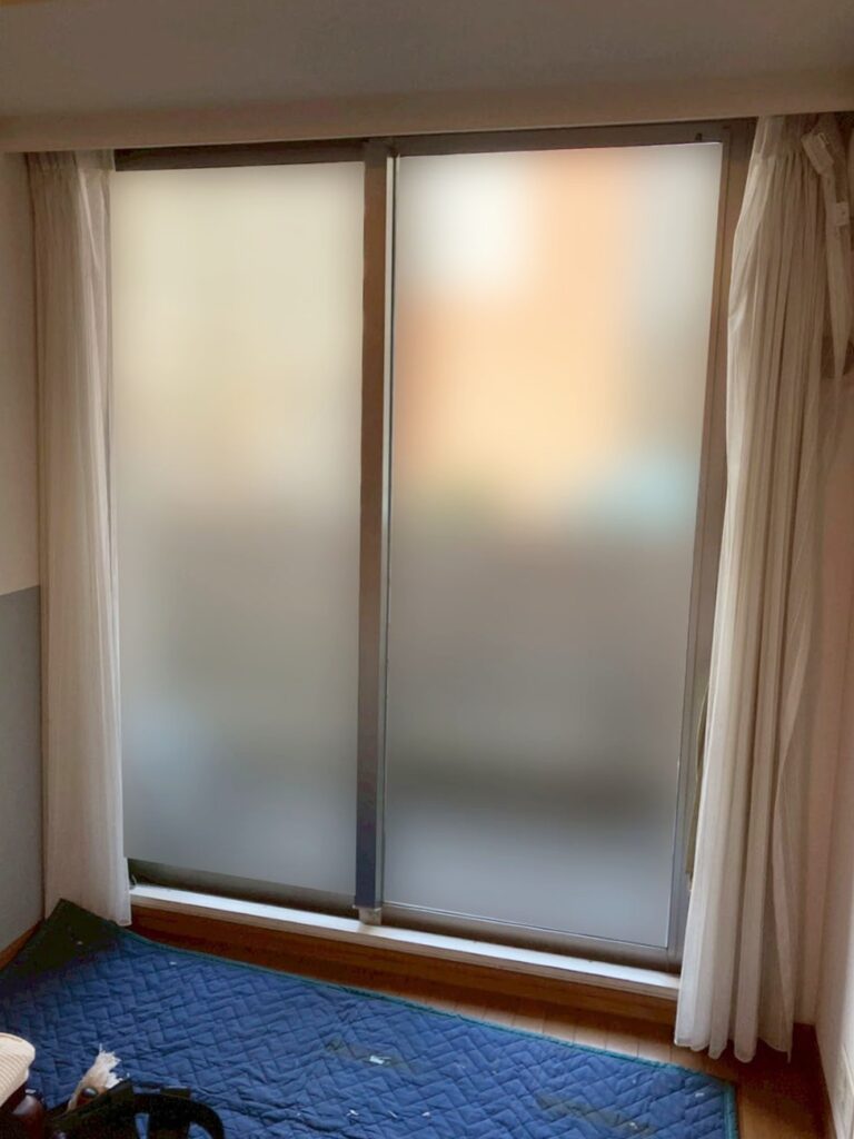 窓には内窓を設置します。