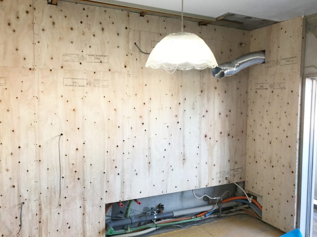 壁のﾀｲﾙを剥がし、下地となるﾍﾞﾆﾔ板を貼りました。