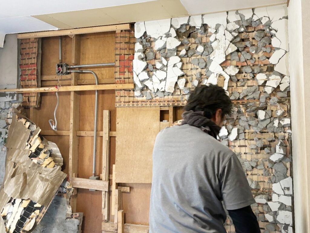 壁を解体しています。