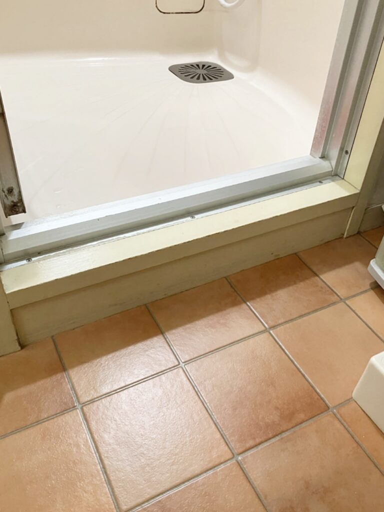 段差が高く、出入りの際に躓く危険性がありました。