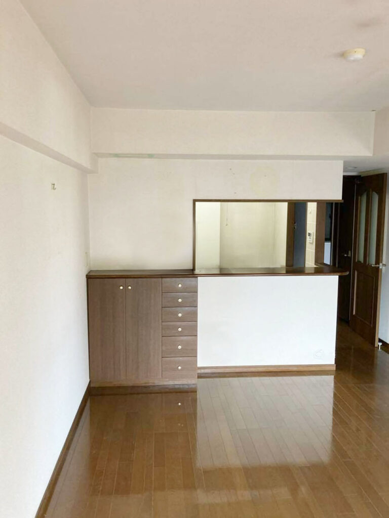 物入・ｶｳﾝﾀｰ・壁を解体し、ｷｯﾁﾝをﾘﾋﾞﾝｸﾞ側に約30ｃｍほど拡張します。
吊戸棚の位置の壁も撤去します。