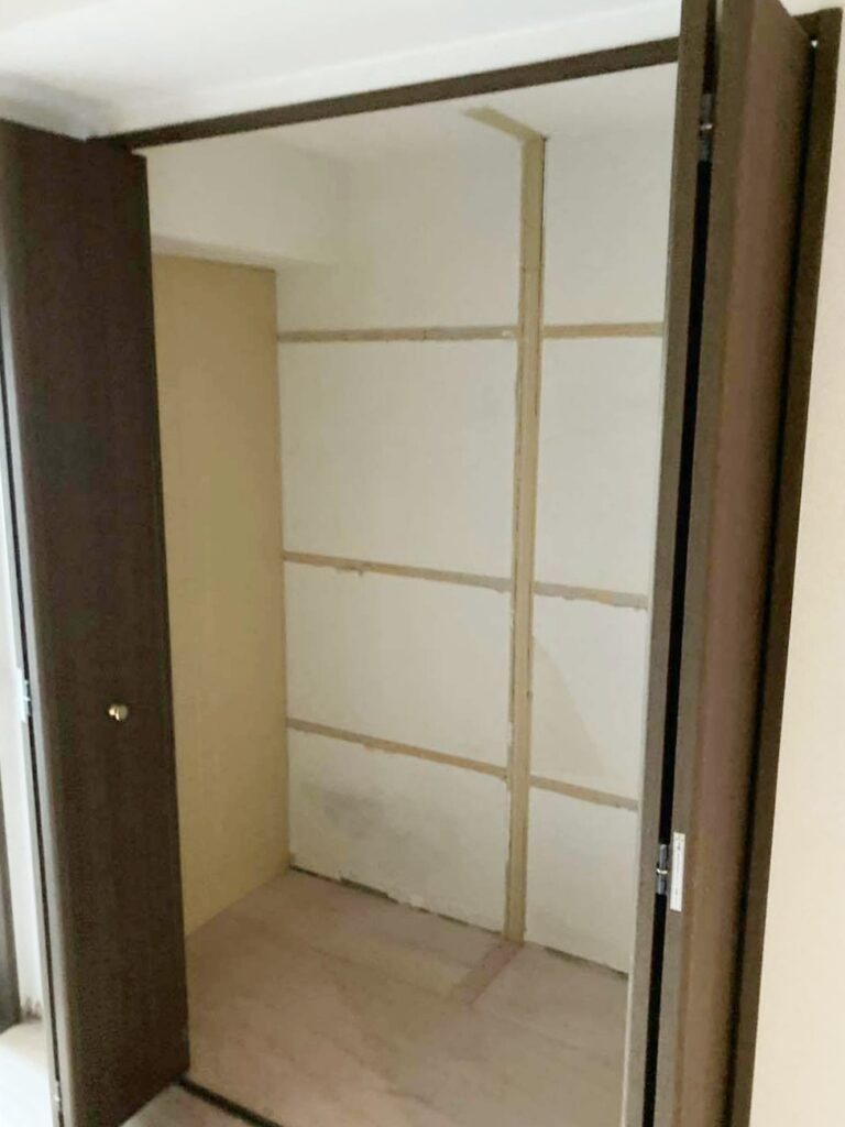 洋室ｸﾛｰｾﾞｯﾄ内の棚等を撤去。新たに造作します。